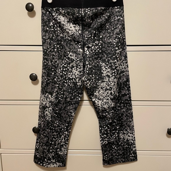 Nike Pro - Capri Leggings - Medium - Picture 6 of 6